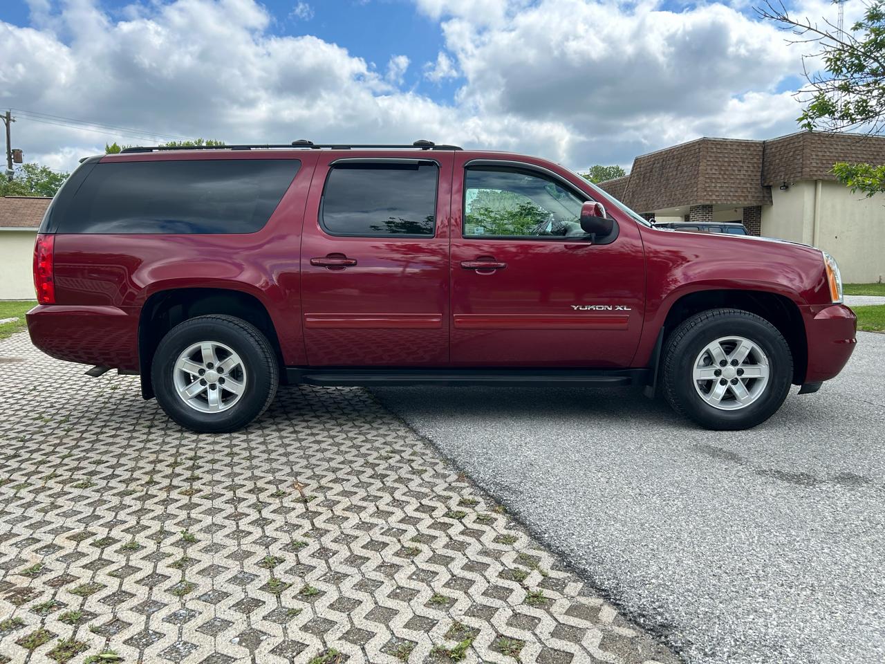 GMC Yukon XL SLE-1 1/2 Ton 4WD 2010