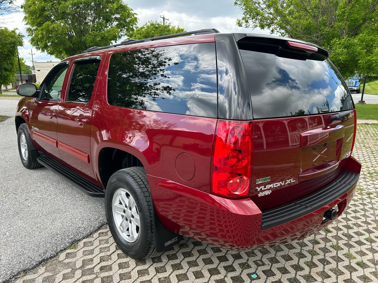 GMC Yukon XL SLE-1 1/2 Ton 4WD 2010