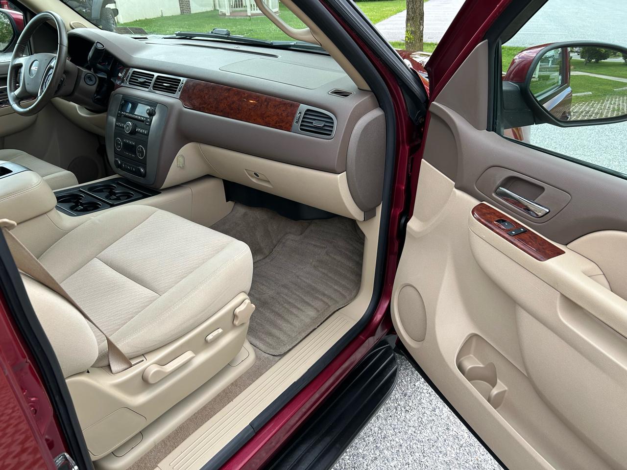 GMC Yukon XL SLE-1 1/2 Ton 4WD 2010