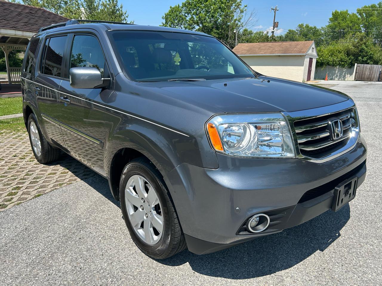 Honda Pilot Touring 4WD 5-Spd AT with DVD 2013
