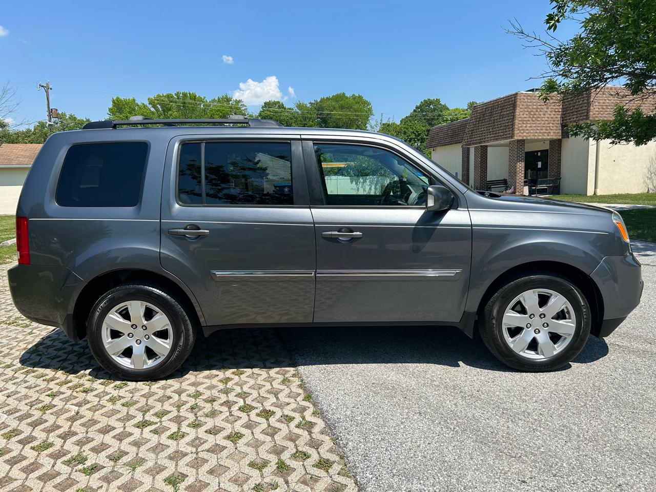 Honda Pilot Touring 4WD 5-Spd AT with DVD 2013