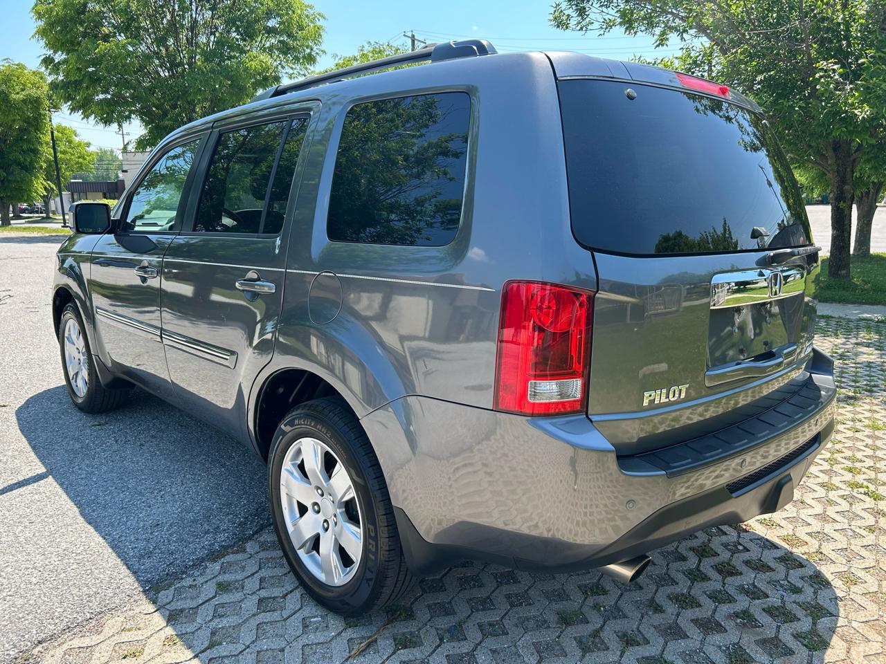 Honda Pilot Touring 4WD 5-Spd AT with DVD 2013