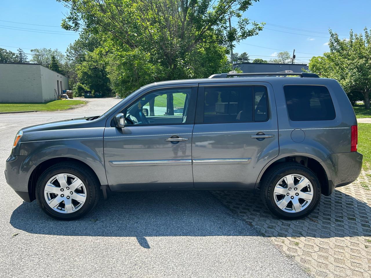 Honda Pilot Touring 4WD 5-Spd AT with DVD 2013