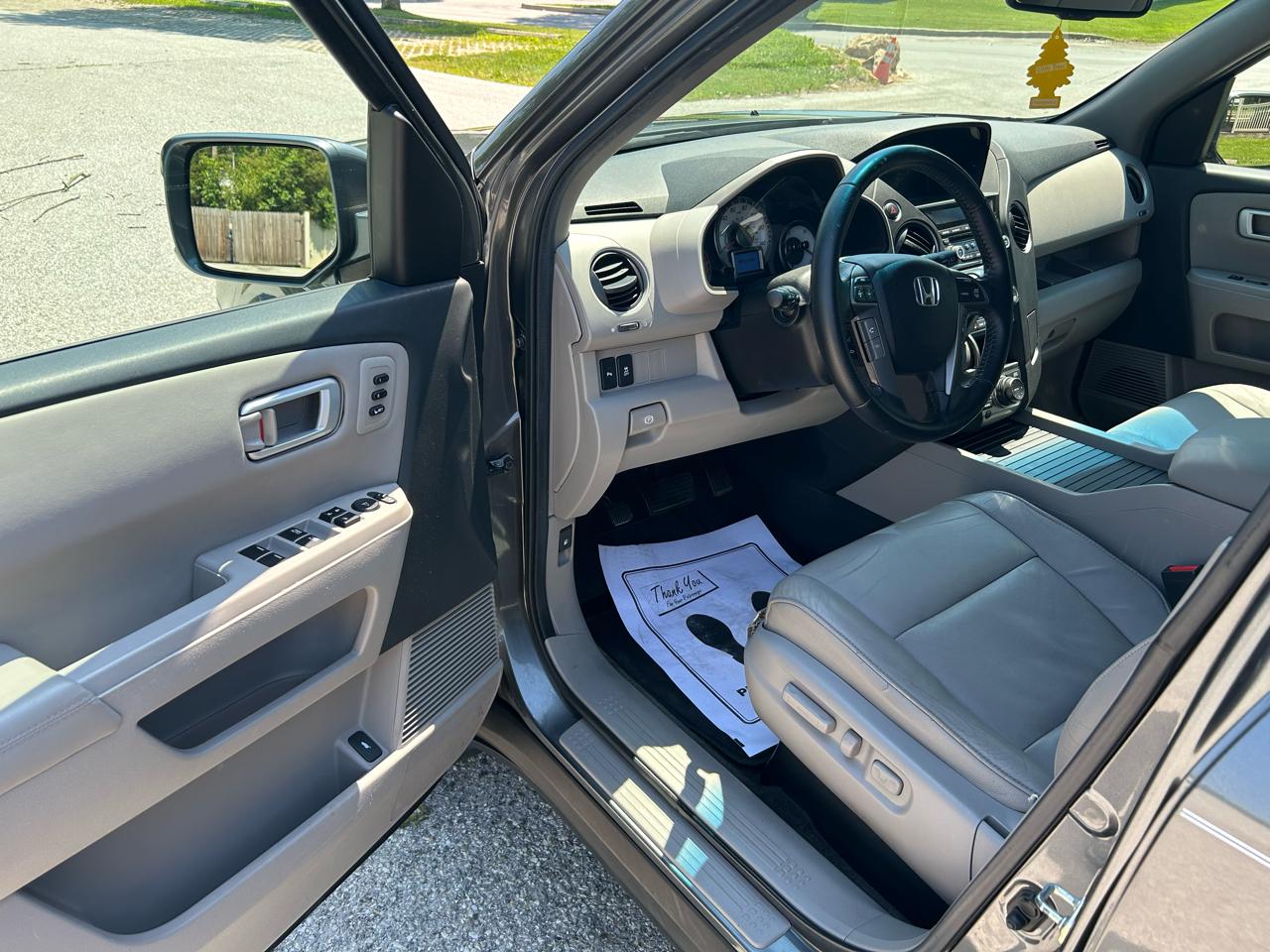 Honda Pilot Touring 4WD 5-Spd AT with DVD 2013