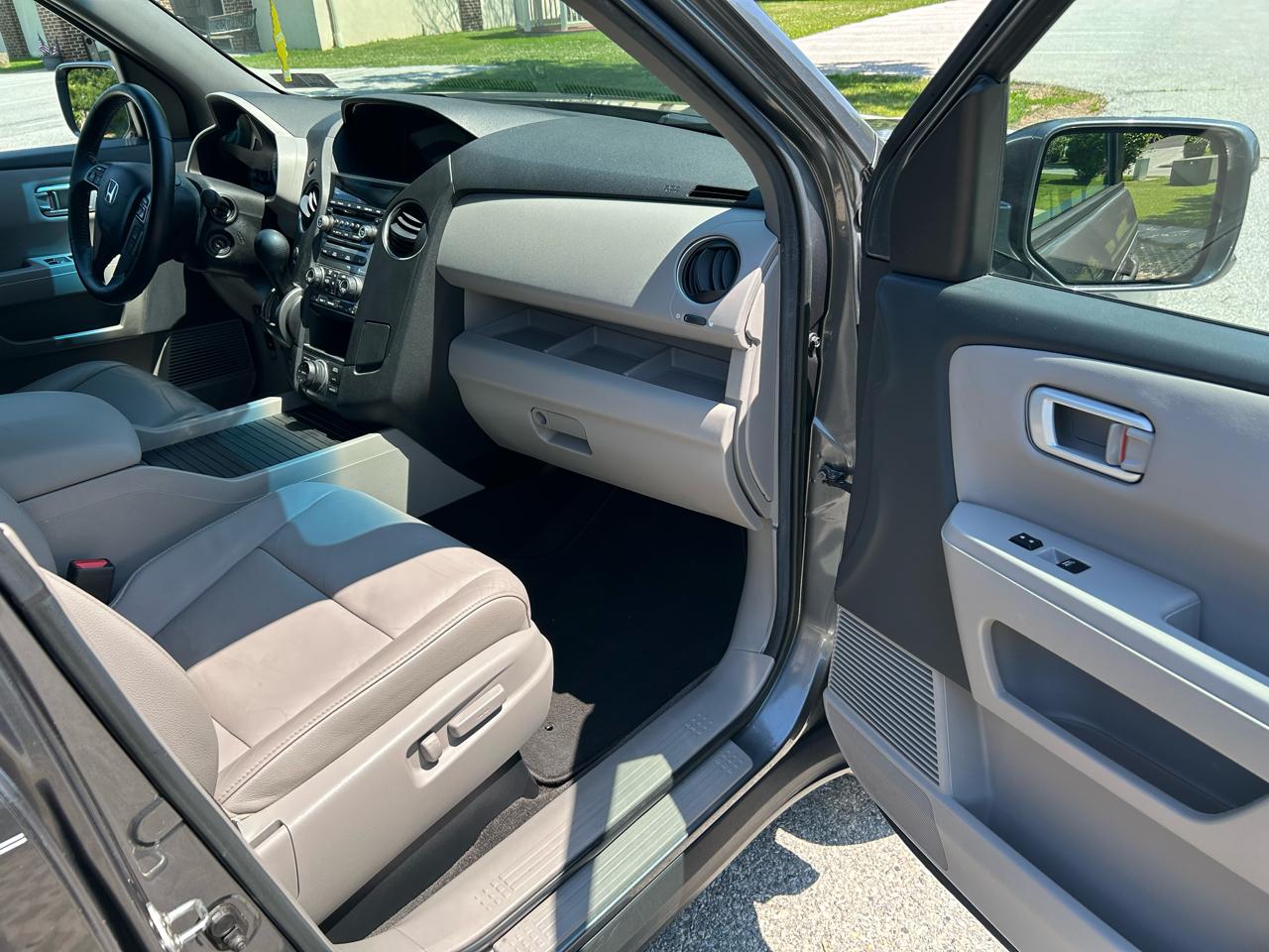 Honda Pilot Touring 4WD 5-Spd AT with DVD 2013
