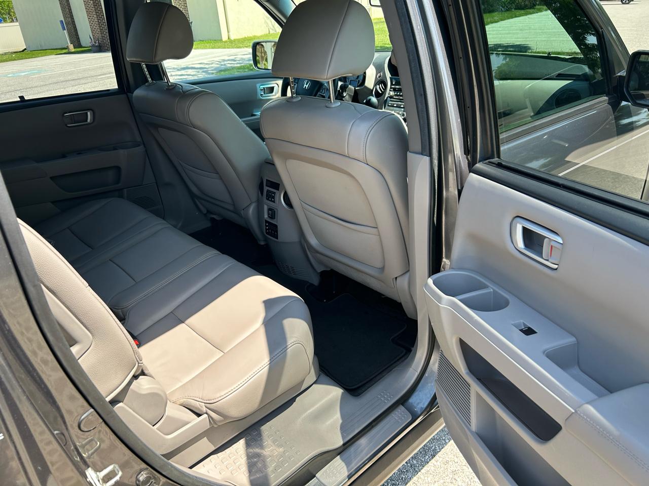 Honda Pilot Touring 4WD 5-Spd AT with DVD 2013