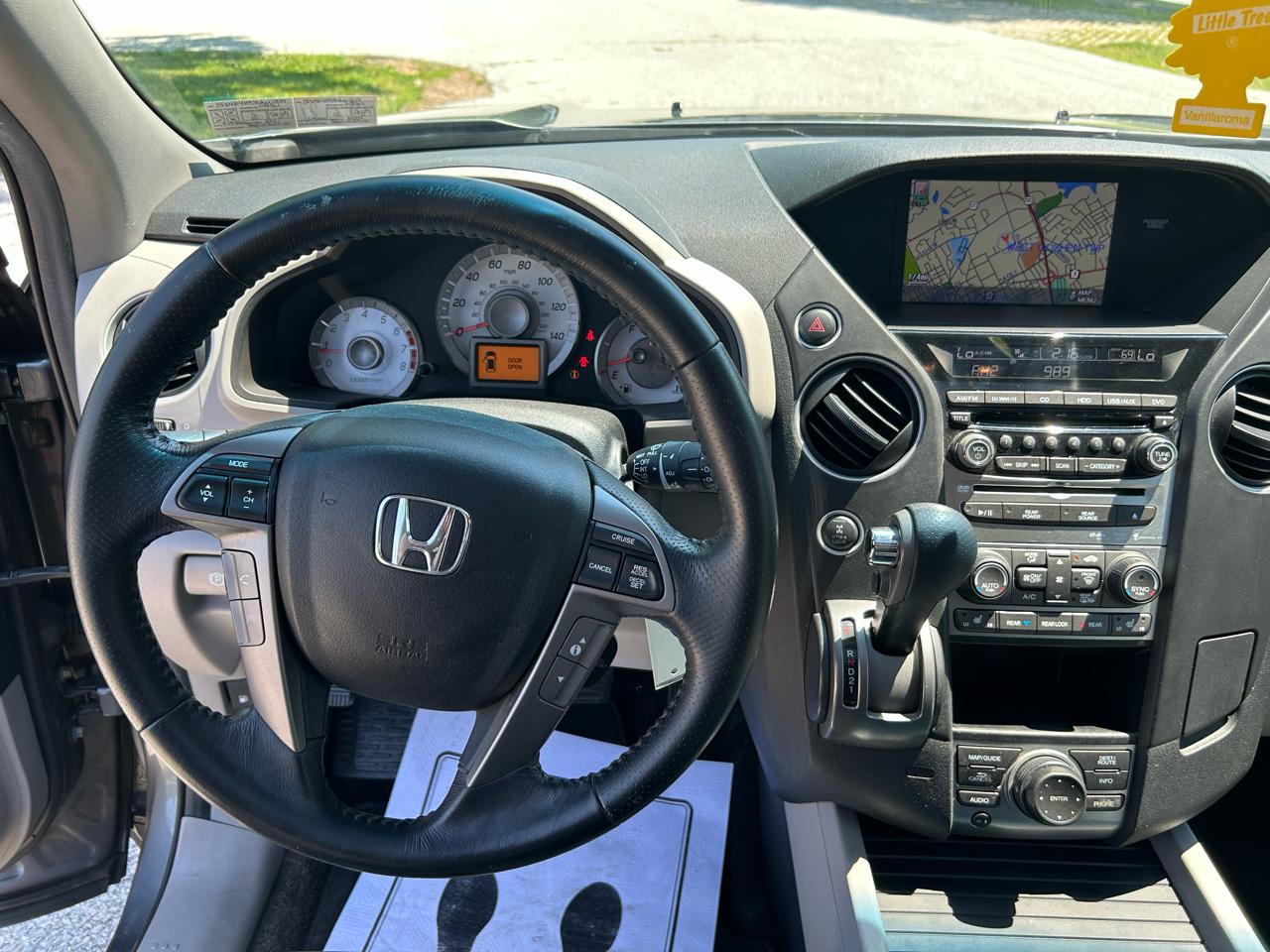 Honda Pilot Touring 4WD 5-Spd AT with DVD 2013