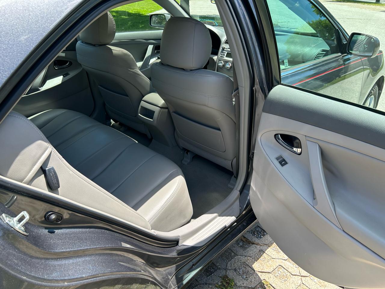 Toyota Camry Base 6-Spd AT 2011