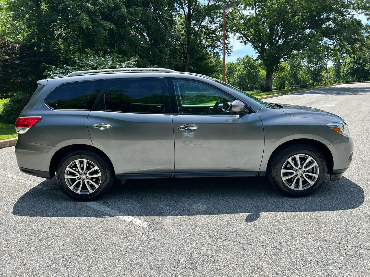 Nissan Pathfinder SV 4WD 2015