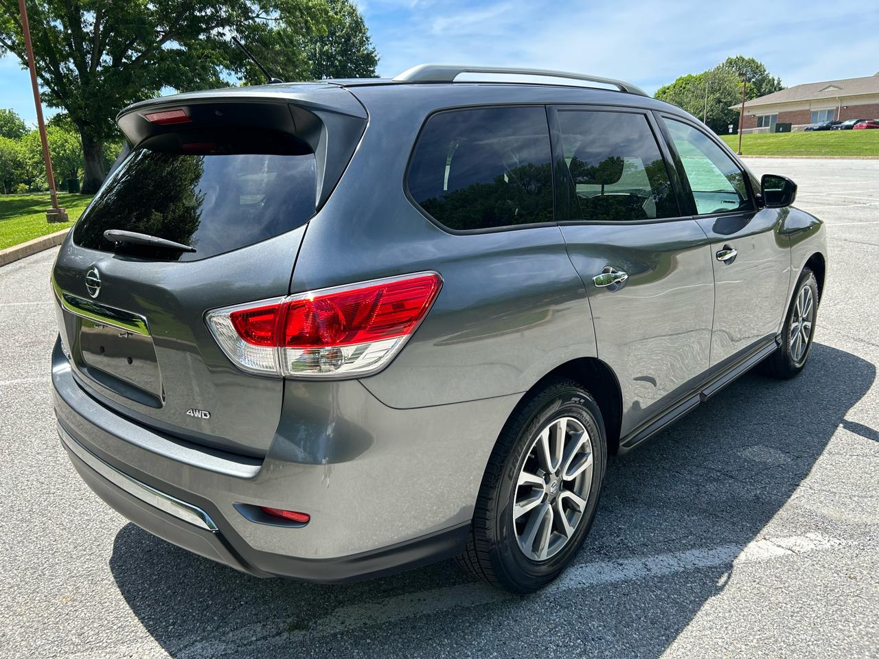 Nissan Pathfinder SV 4WD 2015