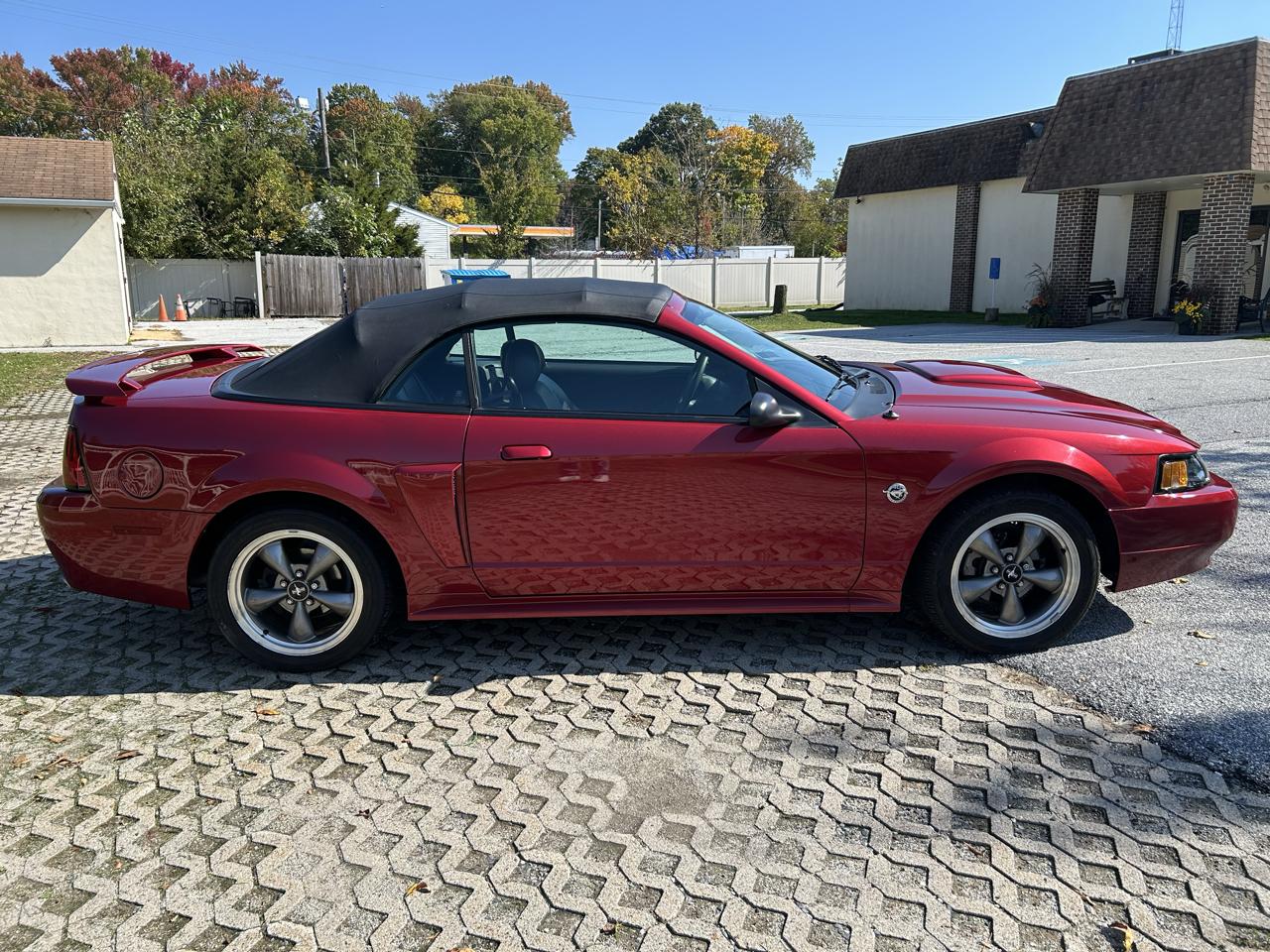 Ford Mustang GT Deluxe Convertible 2004