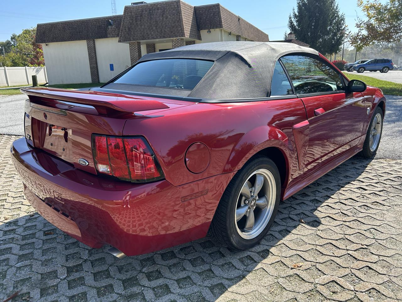 Ford Mustang GT Deluxe Convertible 2004