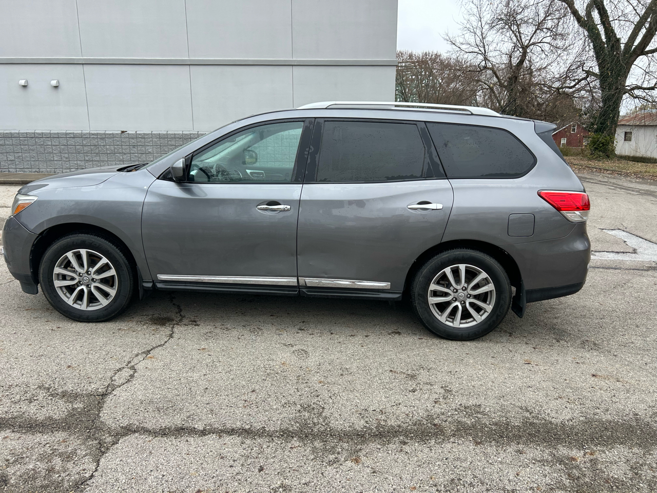 2016 Nissan Pathfinder S photo 2