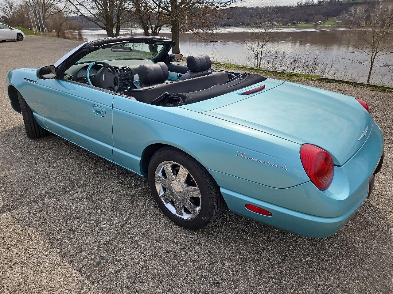 Ford Thunderbird Deluxe 2002