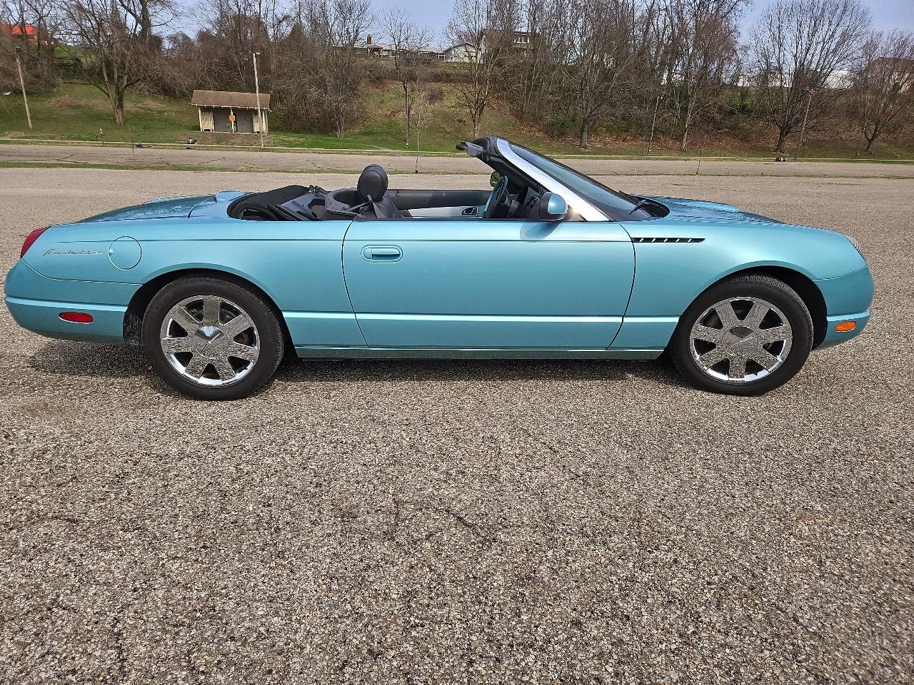 Ford Thunderbird Deluxe 2002