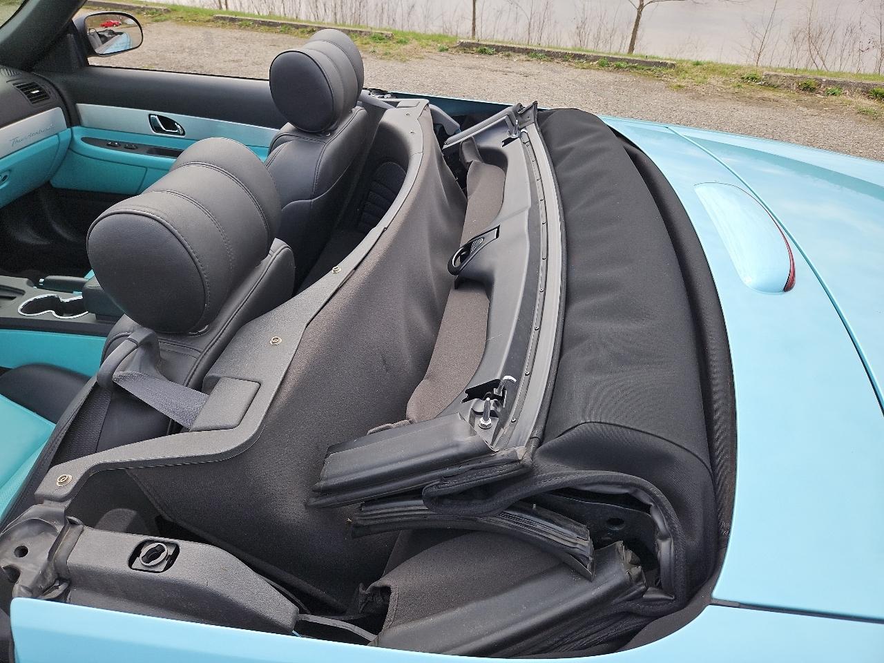 Ford Thunderbird Deluxe 2002