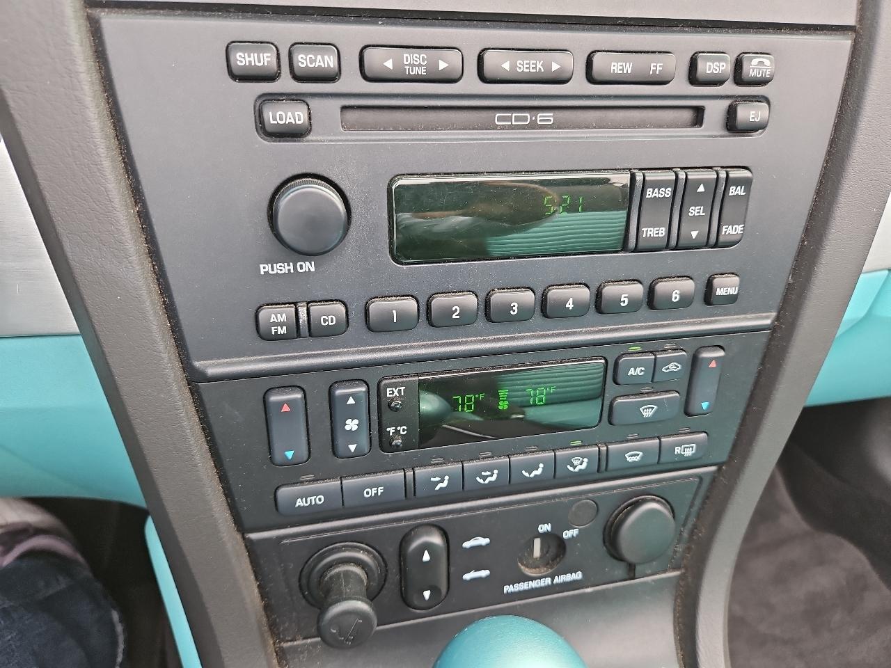 Ford Thunderbird Deluxe 2002