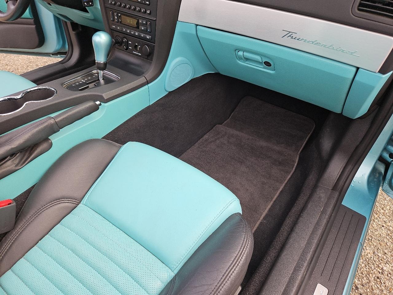 Ford Thunderbird Deluxe 2002