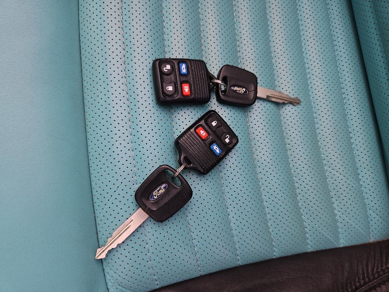 Ford Thunderbird Deluxe 2002