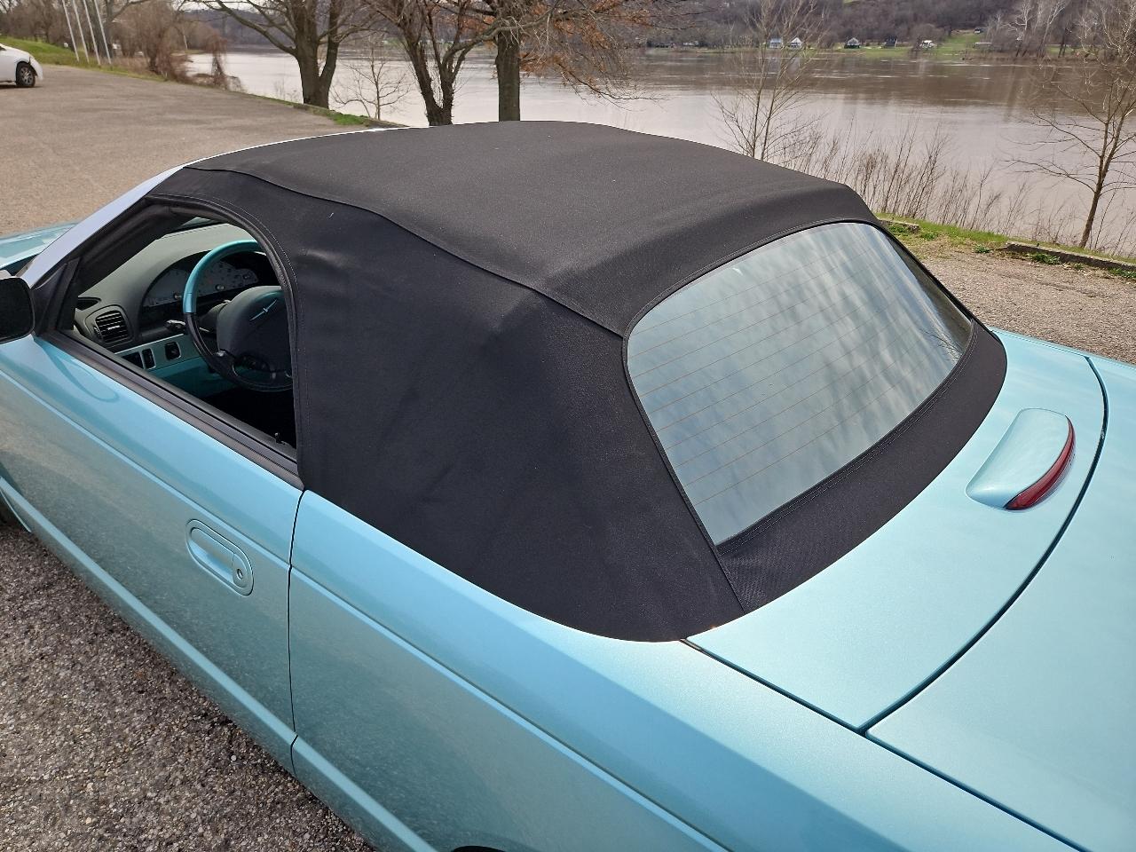 Ford Thunderbird Deluxe 2002