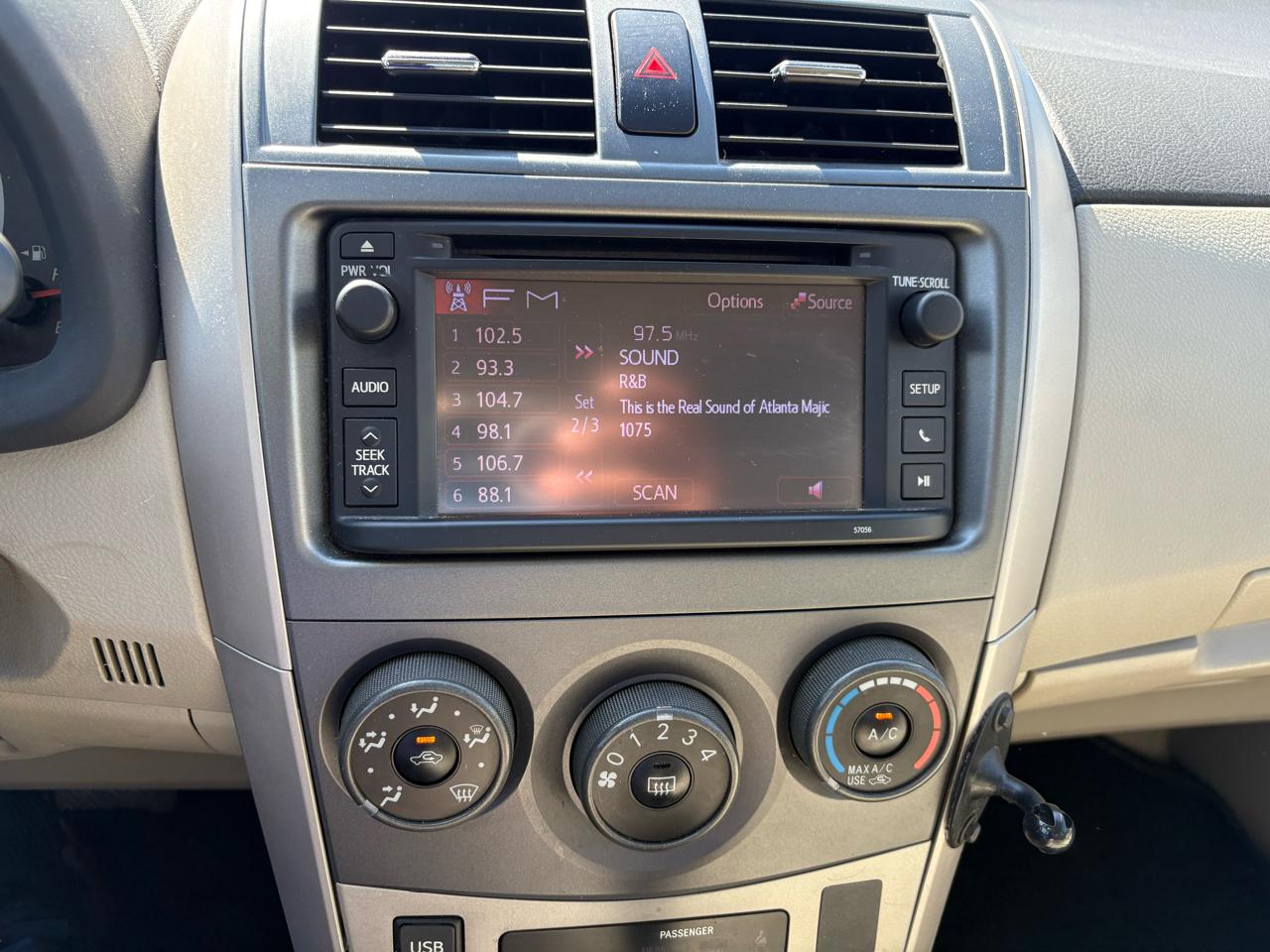 Toyota Corolla 4dr Sdn Auto LE Special Edition (Natl) 2013