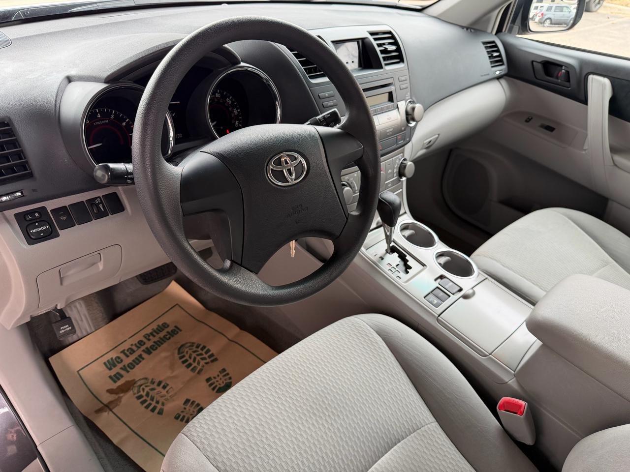 Toyota Highlander Base 4WD 2010