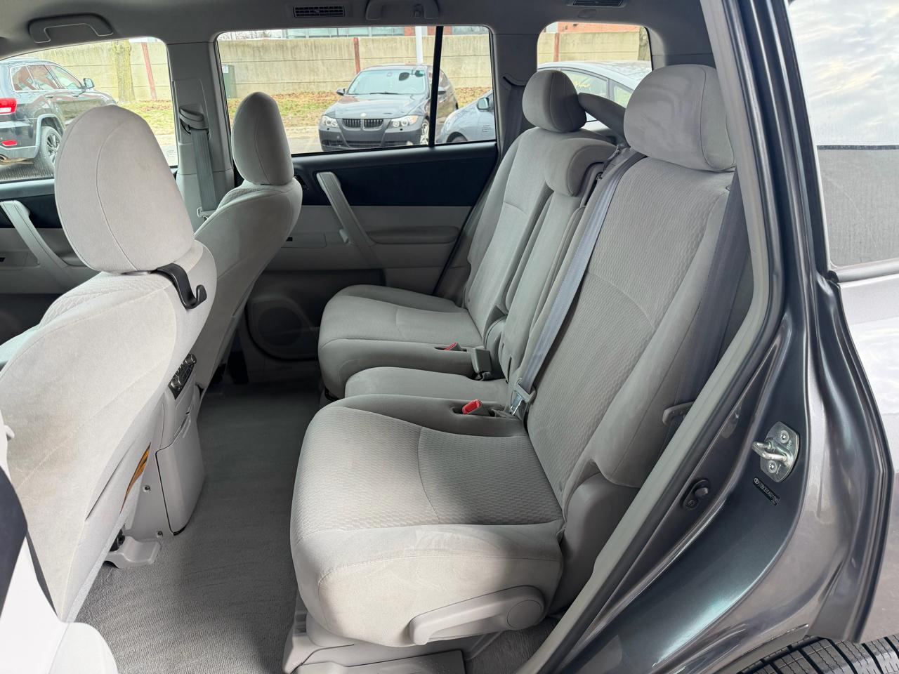 Toyota Highlander Base 4WD 2010