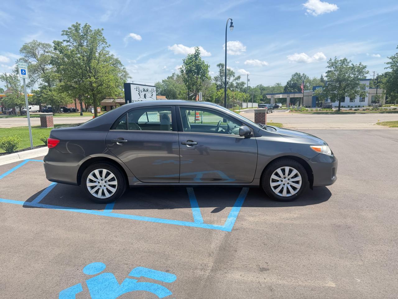 Toyota Corolla LE 4-Speed AT 2012