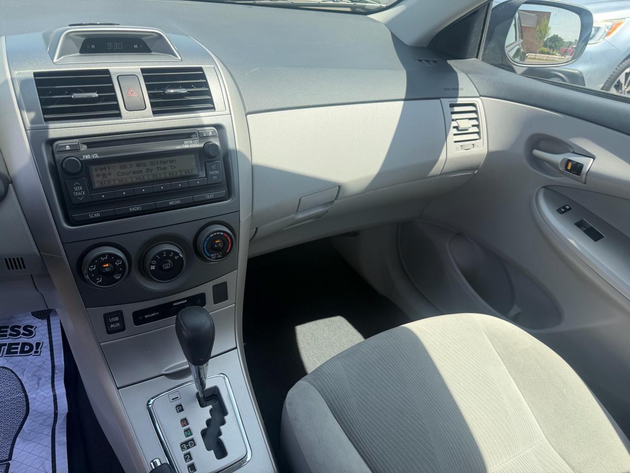 Toyota Corolla LE 4-Speed AT 2012