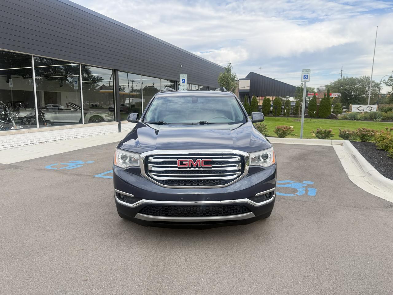 GMC Acadia photo 2