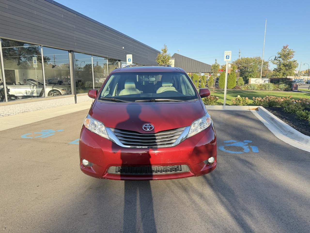 Toyota Sienna photo 2