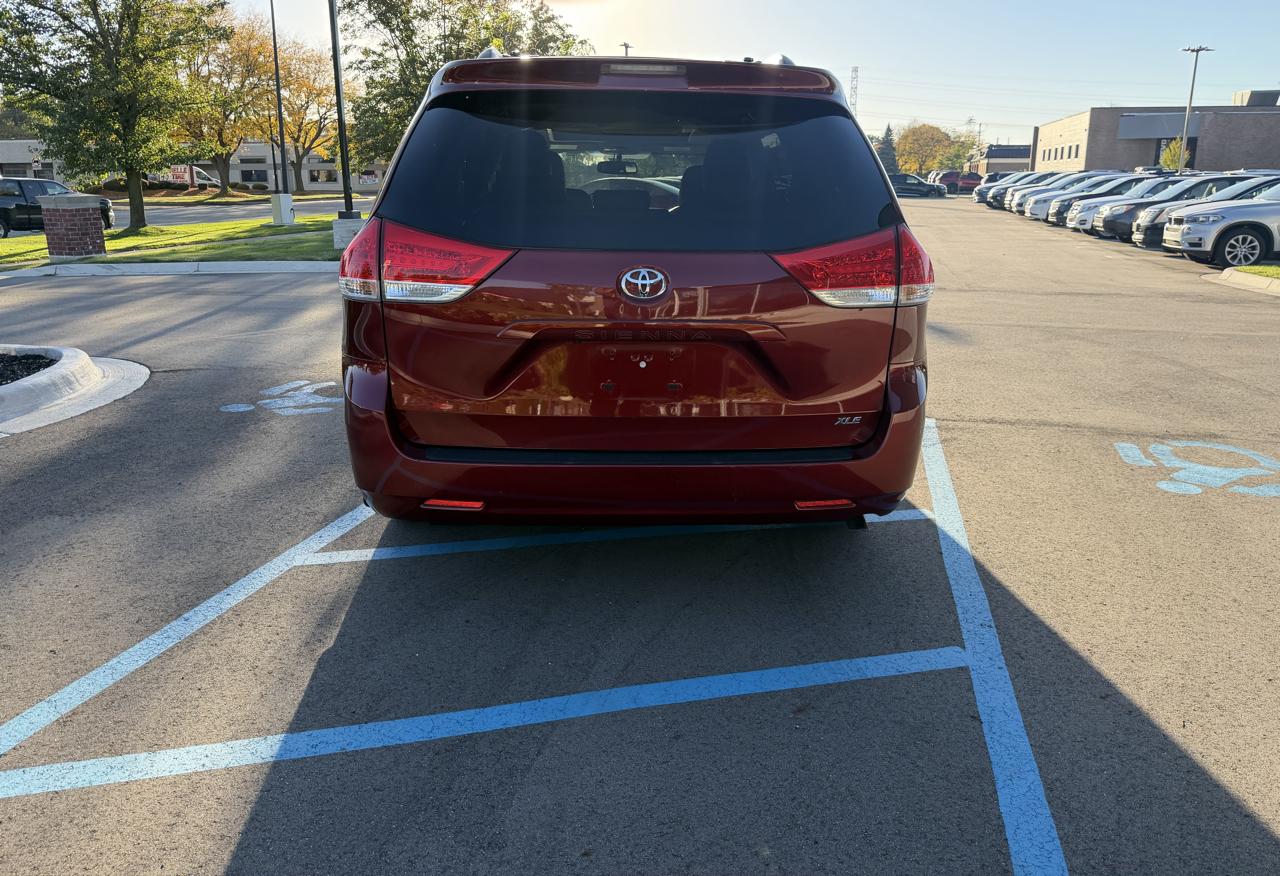 Toyota Sienna photo 6