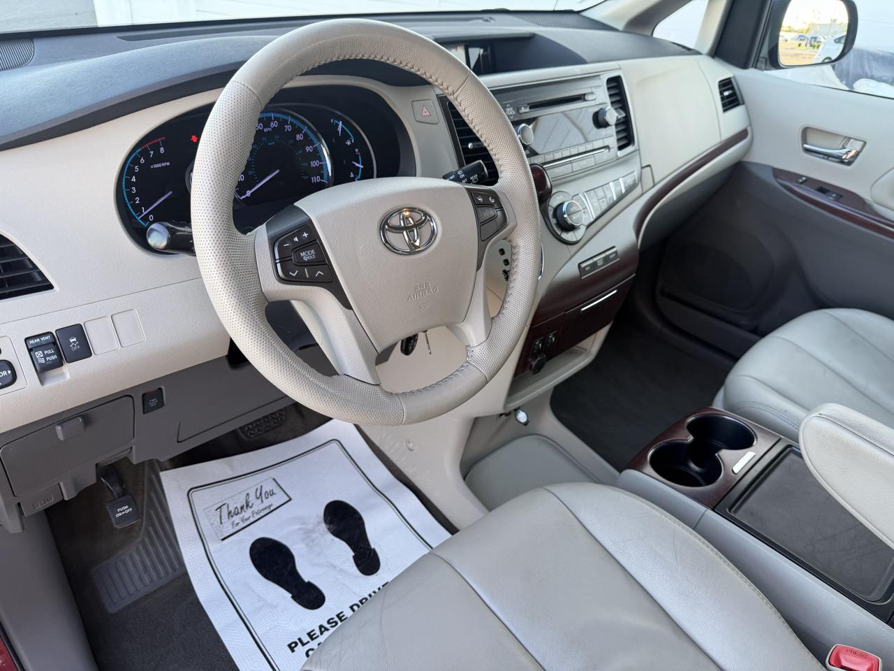 Toyota Sienna photo 9
