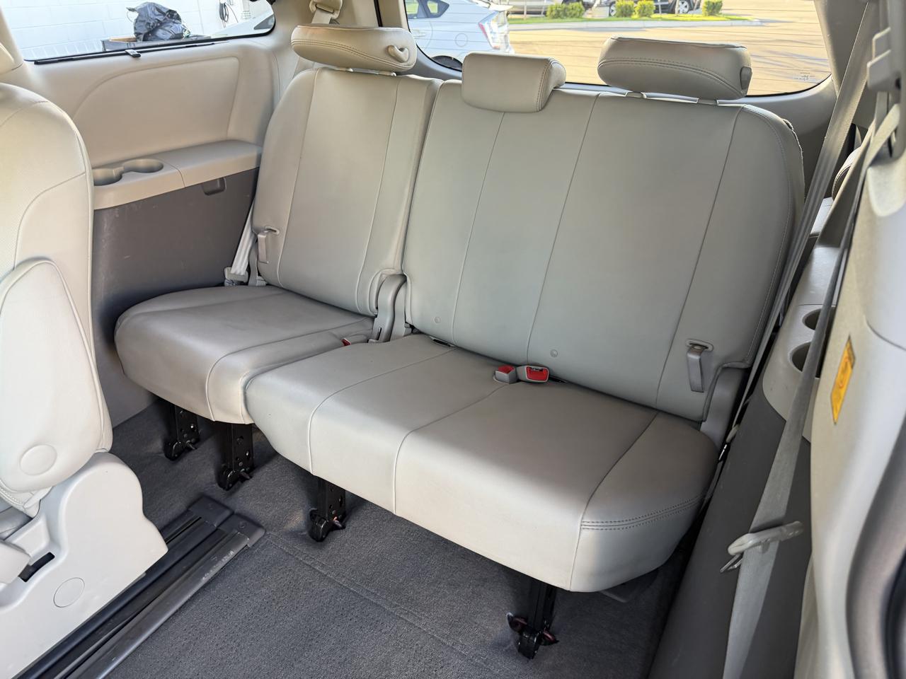 Toyota Sienna photo 16
