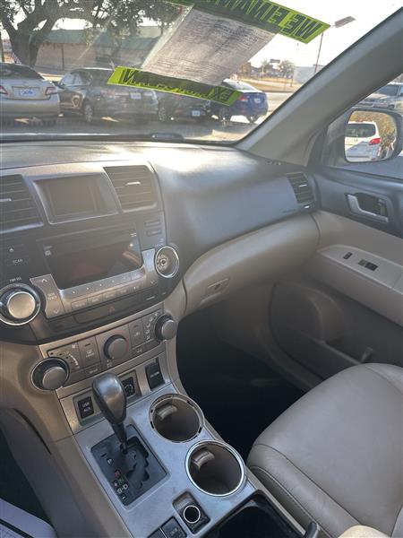 Toyota Highlander FWD 4dr V6 Base (Natl) 2011