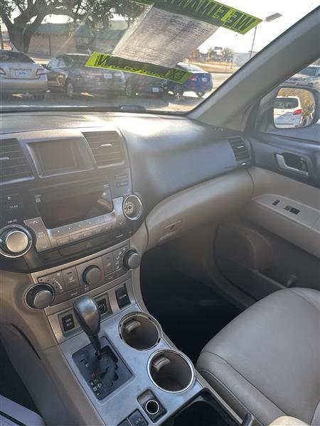 Toyota Highlander FWD 4dr V6 Base (Natl) 2011