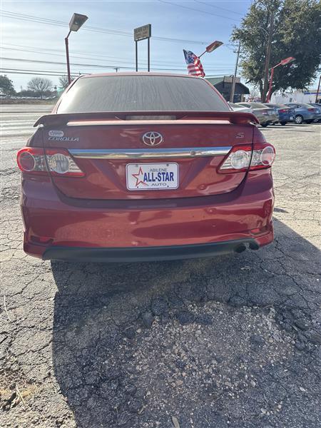 Toyota Corolla 4dr Sdn Auto LE (Natl) 2011