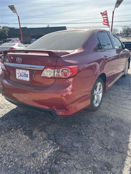 Toyota Corolla 4dr Sdn Auto LE (Natl) 2011