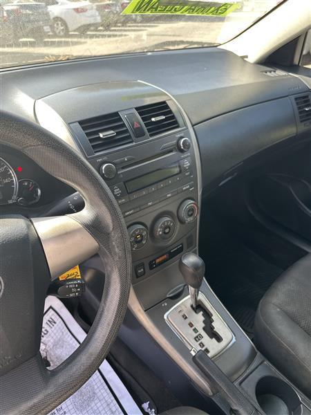 Toyota Corolla 4dr Sdn Auto LE (Natl) 2011