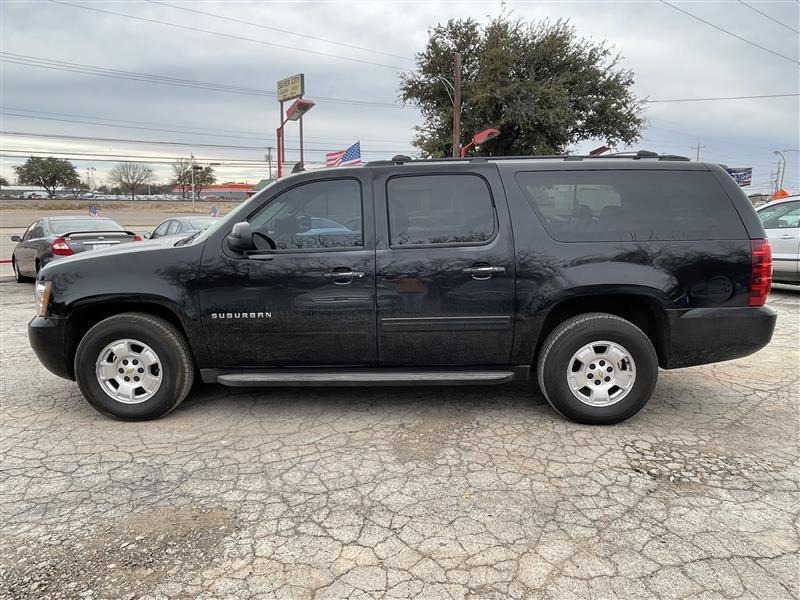 Chevrolet Suburban photo 3