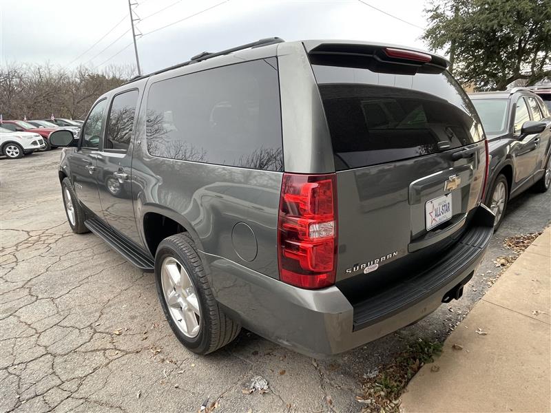 Chevrolet Suburban 2WD 4dr 1500 LT 2011