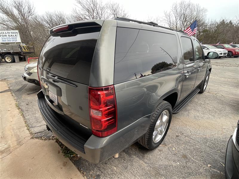 Chevrolet Suburban 2WD 4dr 1500 LT 2011