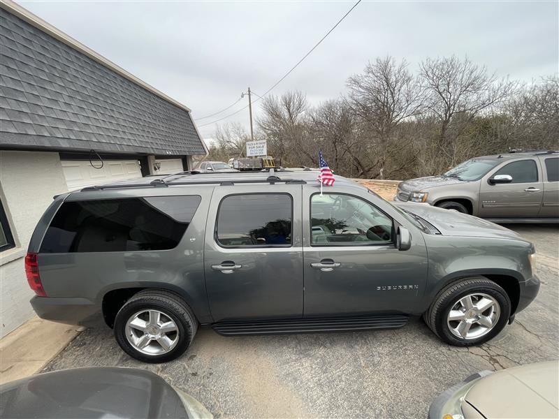 Chevrolet Suburban 2WD 4dr 1500 LT 2011