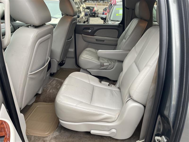 Chevrolet Suburban 2WD 4dr 1500 LT 2011