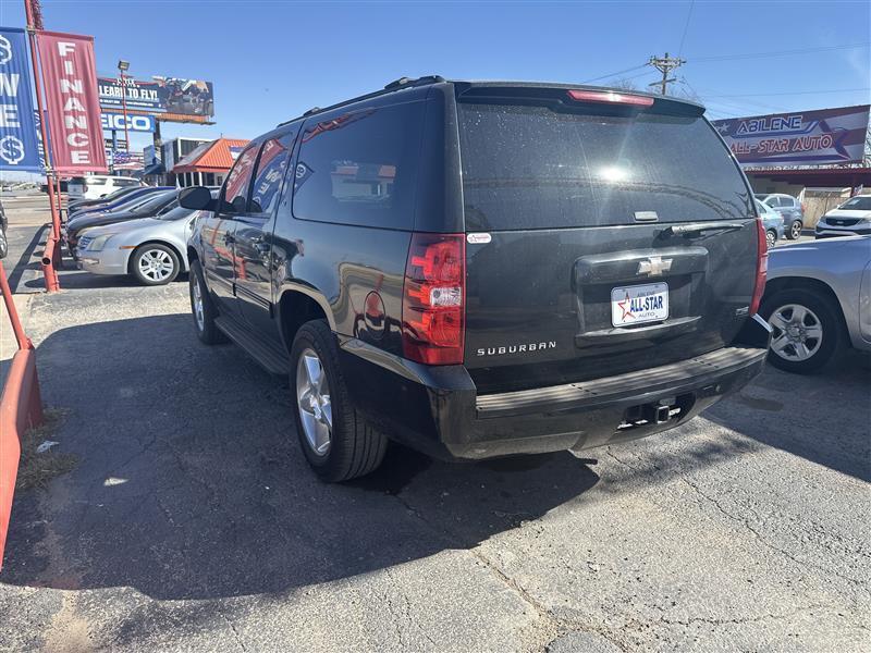 Chevrolet Suburban 2WD 4dr 1500 LT 2011