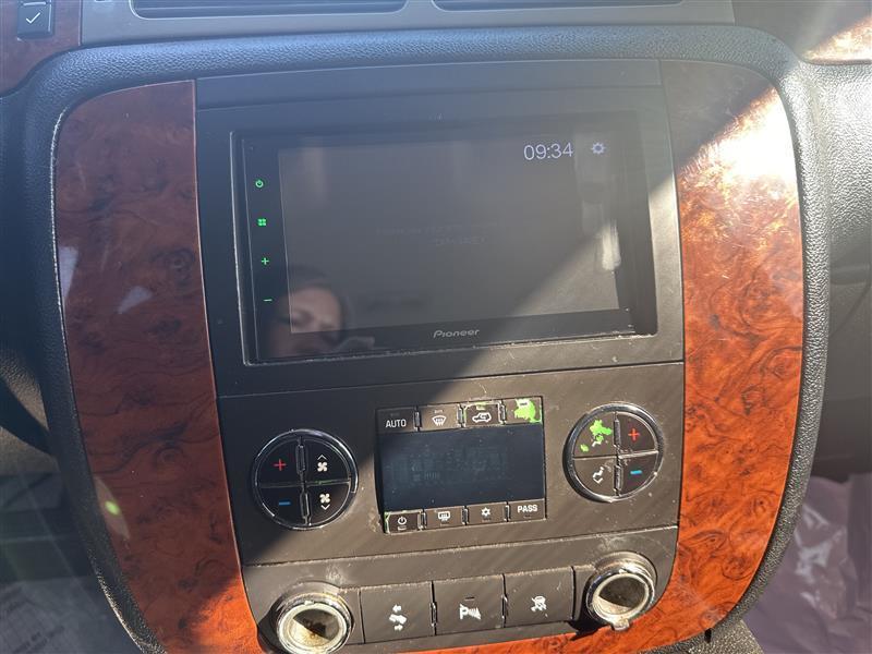 Chevrolet Suburban 2WD 4dr 1500 LT 2011