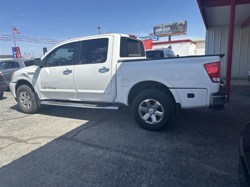 Nissan Titan 4WD Crew Cab SWB SV 2015