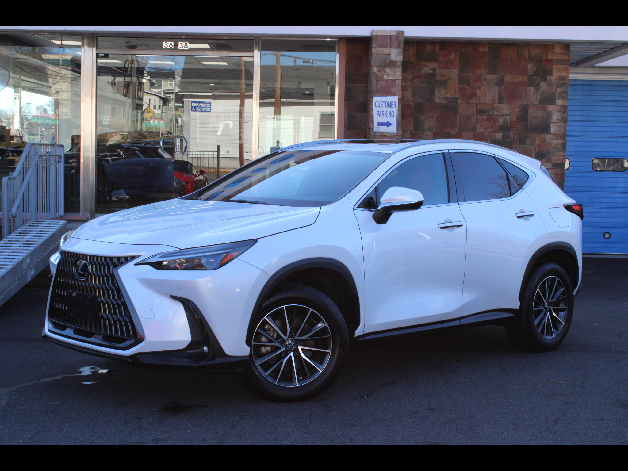 2022 Lexus NX 350's photo