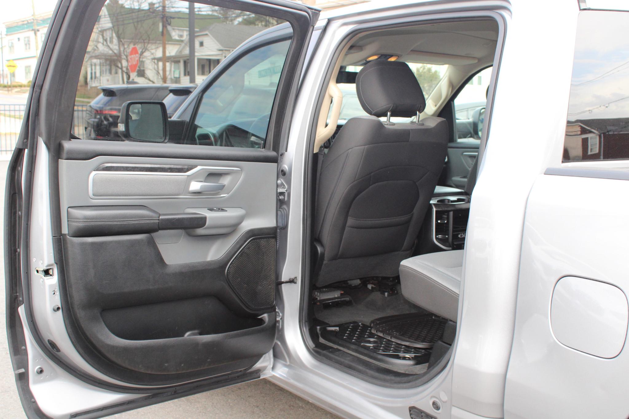 RAM 1500 Big Horn 4x4 Crew Cab 5'7" Box 2020