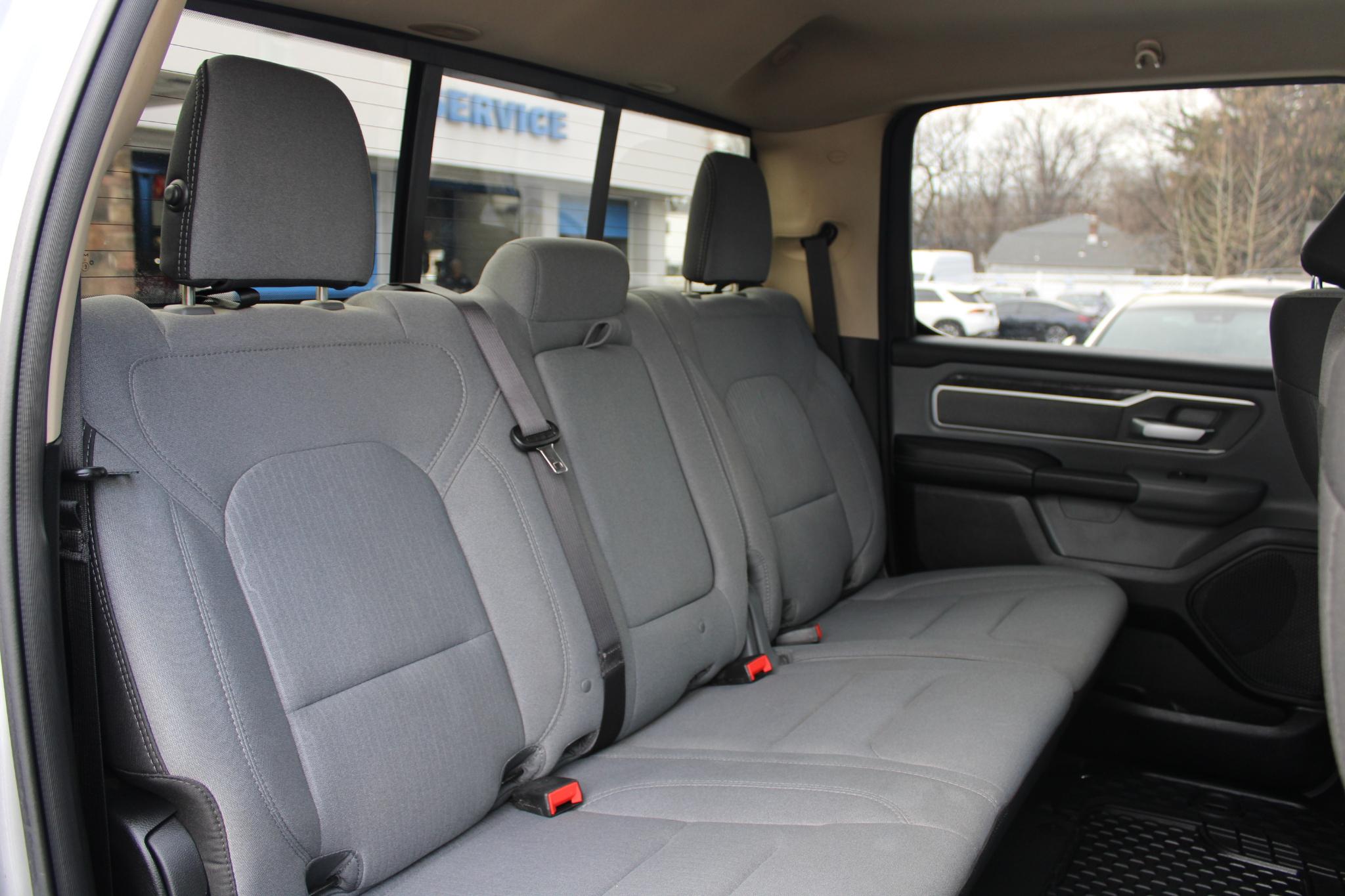 RAM 1500 Big Horn 4x4 Crew Cab 5'7" Box 2020